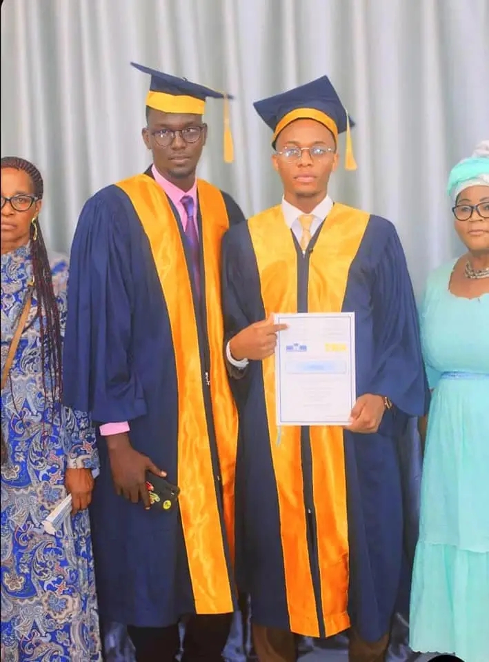 Étudiants recevant un diplôme à l'ICEDIS